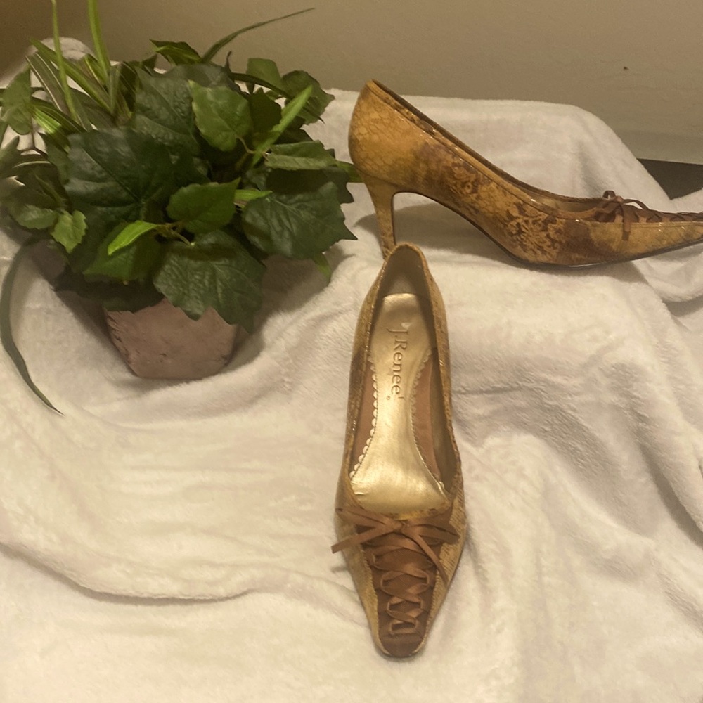EUC. Worn less than 5 times. Suede w/a little shine. Attractive.